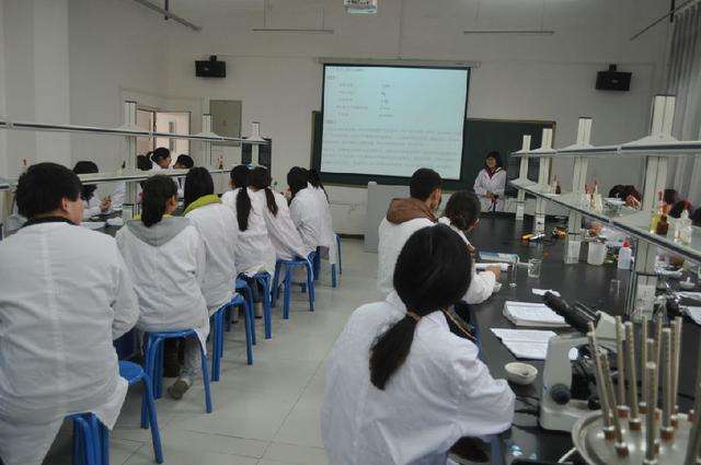 成都卫校药剂专业图