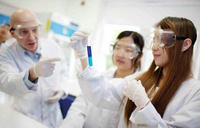 成都希望卫校药剂专业图